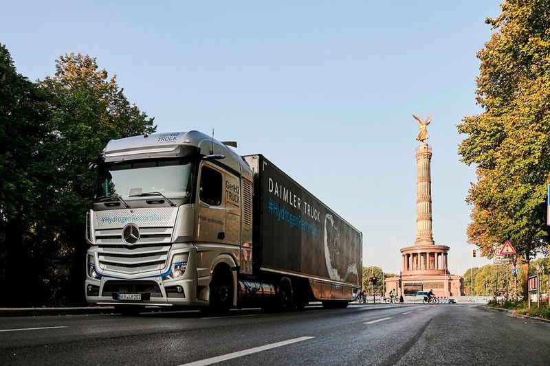 Fast geschafft! Der zur Testfahrt aufgebrochene GenH2 Truck rollt immernoch mit der ersten Tankfüllung an flüssigem Wasserstoff. Das Ziel Berlin ist hier bereits erreicht. (Bild: Daimler Truck)