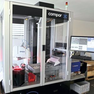 Anlage für das Handling von Schüttgut. Die Teile werden vereinzelt, identifiziert, mit einem Scararoboter gegriffen, feinvermessen und mit hoher Präzision an den Folgeprozess übergeben.