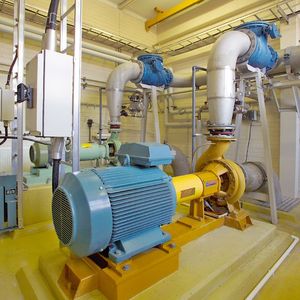 Vor allem mit drehzahlgeregelten Antrieben, die im Teillastbereich betrieben werden – Pumpenanwendungen sind ein gutes Beispiel – lassen sich schnell hohe Energieeinsparungen erreichen.(Bild:  ABB)