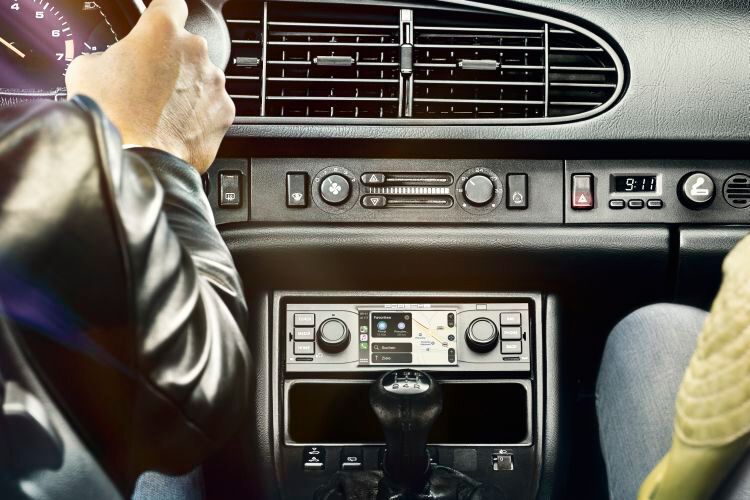 Auch für die nachfolgenden 911er-Generationen ist das DIN-Schachtgerät gedacht. Gerade bei diesen fügt es sich in das Gesamtbild des Cockpits gut ein. (Bild: Porsche)