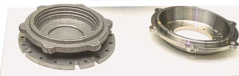 Der Radsatzlager-Deckel wird mit dem 3DMP-Verfahren gedruckt (links) und anschließend  spanend bearbeitet (rechts). (Gefertec)