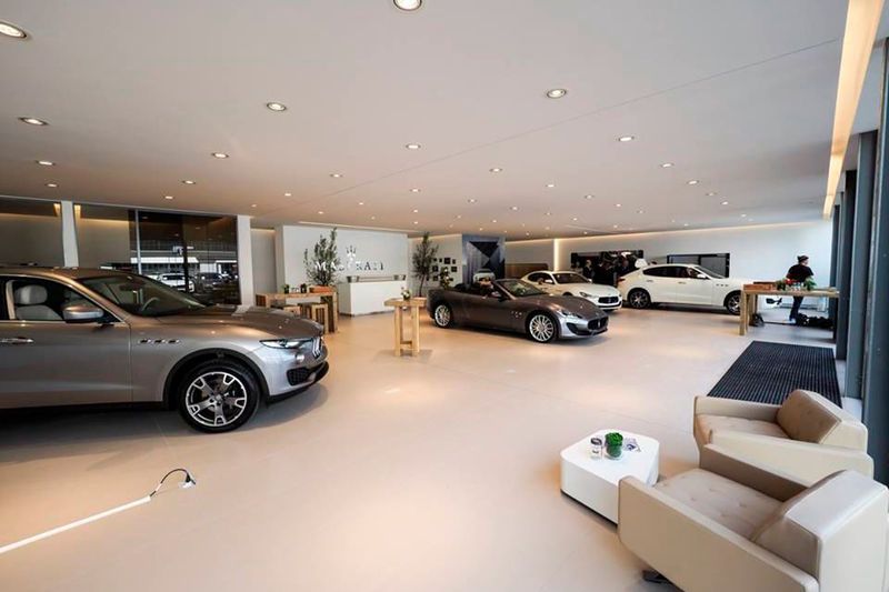 Großzügig dimensionierter Verkaufsraum nach aktueller Importeurs-CI. (Nils Rüstmann)