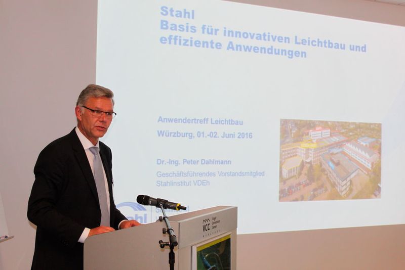 Dr. Peter Dahlmann analysierte in seinem Vortrag die Basis für den Leichtbau und seine effiziente Anwendung. (V. Siegl/konstruktionspraxis)
