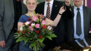 Lichttest-Gewinnspiel (v.li.): Lutz Meissner, Geschäftsführer Autohaus Pohl, Gewinnerin Ilka Niemüller, Andreas Schmidt, Direktor Kundenservice Mazda, und Uwe Rütz, Präsident und Landesinnungsmeister LV Hamburg. (Foto: Promotor)