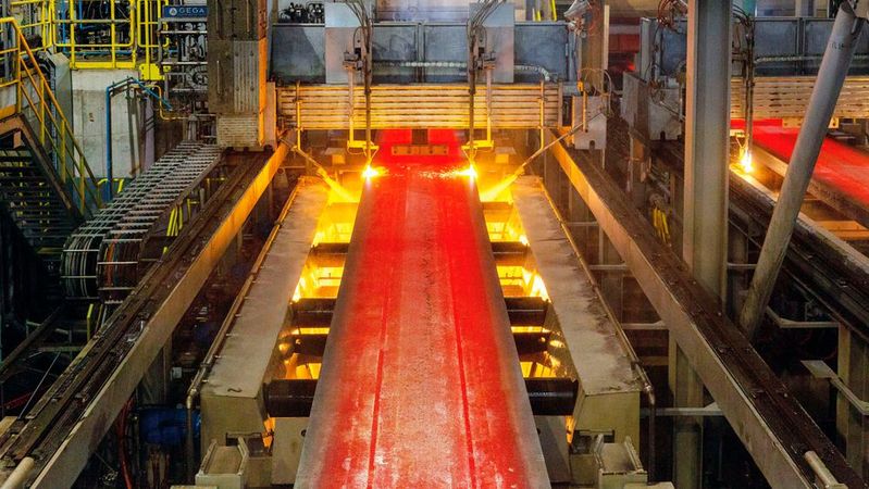Tata Steel produziert die erste Bramme auf der neuen, dritten Stranggießanlage im Stahlwerk im niederländischen Ijmuiden.