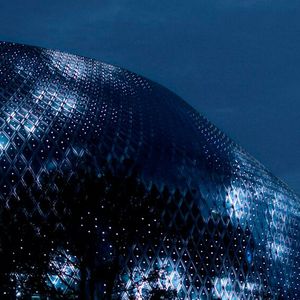 Die Fassade besteht aus einer neuen Generation organischer Photovoltaik und einem Gitter aus LED-Lichtern.(Bild:  iart)