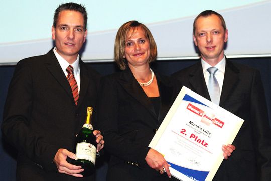 ... Platz 2 beim Women’s Award. Chefredakteur Wolfgang Michel und Ingo Fischer (Shell Deutschland) gratulieren. (Archiv: Vogel Business Media)