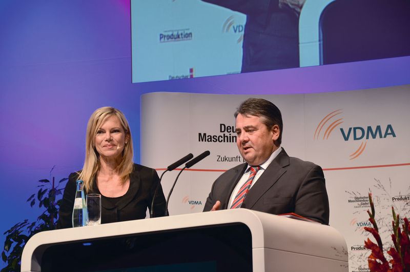 Wirtschaftsminister Gabriel spricht die Sprache der Maschinenbauer. Beim Maschinenbaugipfel in Berlin fordert er größeres Denken in Europa. Sein Ziel lautet bis 2025 die beste digitale Infrastruktur zu haben. Neben ihm Moderatorin Nina Ruge. (Bild: Jablonski)