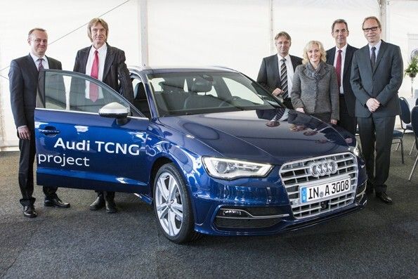 Richtfest der Audi e-gas-Anlage in Werlte Emsland: Am Audi A3 Sportback TCNG (von links) Stefan Weber, Geschäftsführer Erneuerbare Energien EWE/swb, Dr. Michael Specht Fachgebietsleiter Regenerative Energieträger am Zentrum für Sonnenenergie- und Wasserstoff-Forschung Baden-Württemberg (ZSW), Reiner Mangold Leiter Nachhaltige Produktentwicklung der AUDI AG; Staatssekretärin Dr. Christine Hawighors Leiterin der niedersächsischen Staatskanzlei, Mitglied des Aufsichtsrats der AUDI AG; Stephan Kohler Vorsitzender der Geschäftsführung der Deutschen Energie-Agentur GmbH (dena); Gregor Waldstein Geschäftsführer der SolarFuel GmbH (Bild: Audi)