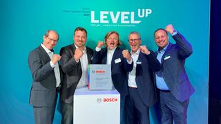 Ein rarer Award mit einer hohen Symbolkraft! Bernd und Achim Schäflein (zweiter und dritter von links) erhielten aus den Händen von Steffen Hammer (links), Joerg Mimmel und Israel Bulut den Bosch Global Supplier Award für überdurchschnittliche Logistikleistungen der Schäflein AG.  (Bild: Bosch)