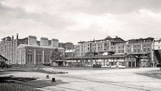 Vor einem Jahrhundert eröffnete Henkel sein Klebstoffwerk in Holthausen und legte damit den Grundstein für einen eigenen Industriezweig. (Bild: Henkel)