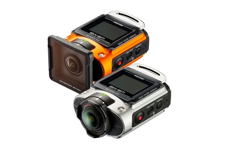 Die Actioncam Ricoh WG-M2 liefert bei Bedarf 4k-Aufnahmen und hochauflösende Filme bei 3.840 x 2.160 Pixel. Die Kmaera ist wasserfest bis zu 20 Metern Tauchtiefe, stoßfest für Fallhöhen bis zwei Metern und bis zu minus 10 Grad kälteresistent. Beim Stereo-Mikrofon können Windgeräusche unterdrückt werden. Die Bedienung ist mit Handschuhen und per WLAN möglich. Die Actioncam gibt es ab April für 299 Euro (UVP). (Ricoh)