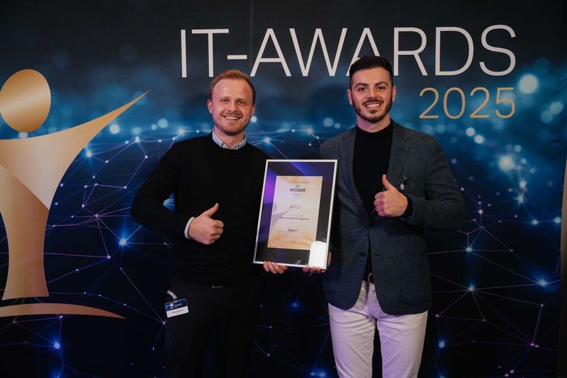 Daumen hoch! Tizian Faelschle und Tigran Schatrian von Aagon mit dem Gold-Award für „Unified Content Management“.  (Bild: Manuel Emme Fotografie)