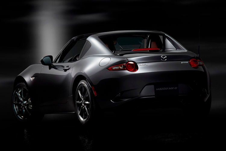 Anders als bei vielen Klappdach-Cabrios bleibt das Kofferraumvolumen beim Öffnen unverändert. (Foto: Mazda)