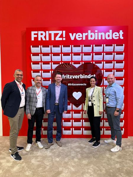 Wer auf der IFA war, ging mit ganz viel Herz nach Hause? So wie (v. l.) Florian Candas, Andreas Dölker und Frank Krüger (AVM) mit Anne Jeck und Ronny Kujawa (Komsa). (Bild: Vogel IT- Medien )