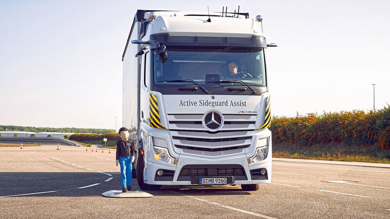 Wichtige Neuheit für Actros- und Arocs-Trucks: Der neue Abbiege-Assistent ASGA soll gefährliche Situationen entschärfen. (Daimler)