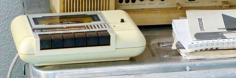 Der Datenzugriff auf Magnetbänder erfolgt – wie die Datenspeicherung – in sequenzieller Reihenfolge.(Bild:  ETA+ / Unsplash)