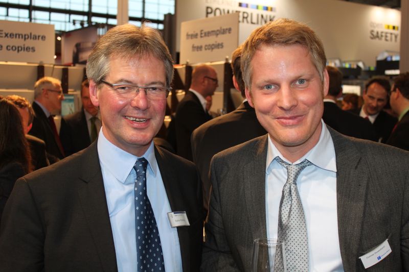 Am Dienstagabend wurde bei der Vogel Business Media am Messe-Stand in Halle 9 traditionell auf eine erfolgreiche Hannover Messe 2014 angestoßen. Gute Gespräche und Live-Musik von der Band „Famos“ sorgten bei den zahlreichen Standpartygästen für eine ausgelassene Stimmung. (Siegl/Vogel Business Media)