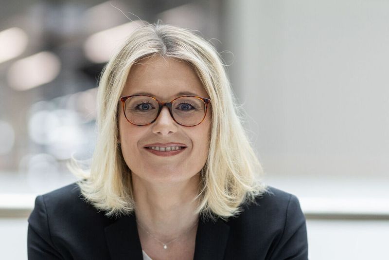 „Die deutsche Klebstoffindustrie konnte im Jahr 2024 weltweit ein Umsatzplus von 2,3 Prozent erzielen“, erklärt Dr. Kathrin Hein, Vorstandsvorsitzende des Industrieverbands Klebstoffe e.V. (IVK). „Das ist ein ermutigendes Signal für die Branche. Dennoch bliebt die Situation insbesondere in Deutschland angespannt – nicht zuletzt aufgrund des anhaltenden Handelskonflikts mit den USA, der den dringend benötigten wirtschaftlichen Aufschwung verzögert.“(Bild:  Henkel)