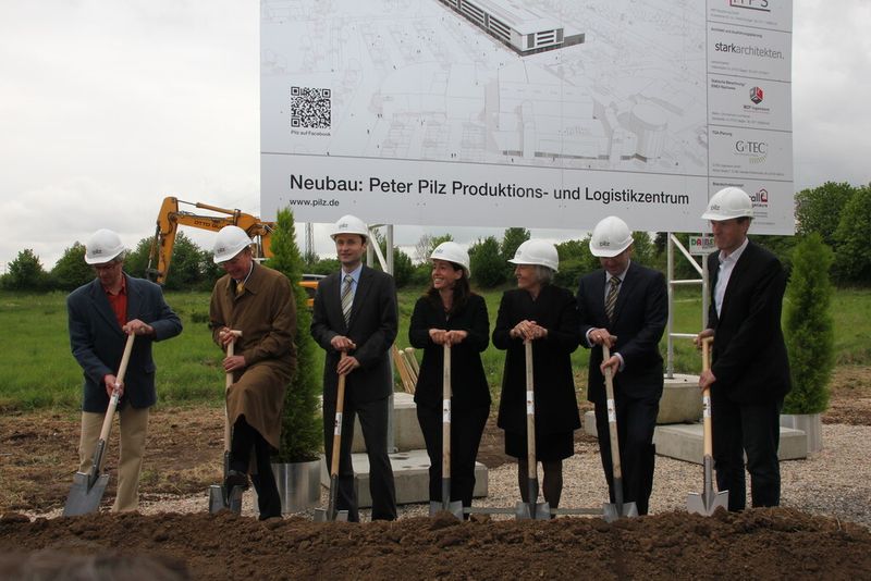 Kurz vor dem ersten Spatenstich: Martin Schnaithmann (Betriebsrat Pilz GmbH & Co. KG), Reinhardt Quast (OTTO QUAST Bau Aktiengesellschaft), Dirk Sonder (Direktor Produktion Europa, Pilz GmbH & Co. KG), Susanne Kunschert (geschäftsführende Gesellschafterin Pilz GmbH & Co. KG), Renate Pilz (Vorsitzende der Geschäftsführung Pilz GmbH & Co. KG), Thomas Pilz (geschäftsführender Gesellschafter Pilz GmbH & Co. KG) und Christof Bolay (Oberbürgermeister Ostfildern) (v.l.n.r.). (Bild: Reinhold Schäfer)