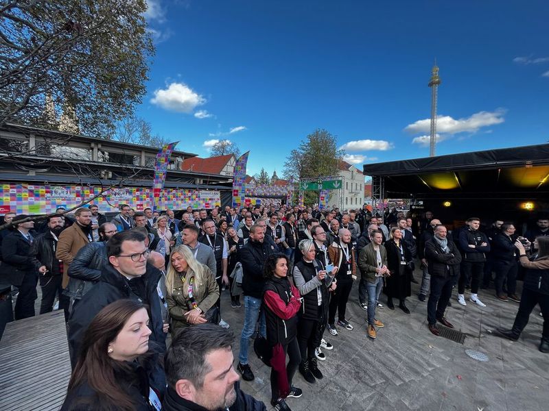 Bei dem Kaiserwetter kamen um die 300 Partner zur Kirmes. (Bild: Vogel IT-Medien GmbH)