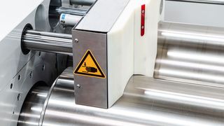 Mit den einseitig fahrbaren Materialführungsbacken können Anwender kleinere Chargengrößen mit den Deguma-Gummi-Walzwerken Neo-Premium oder Neo-Plus verarbeiten, weil sich damit der Arbeitsraum individuell einstellen respektive verkleinern lässt.  (Bild: Deguma / Th. Höhl)