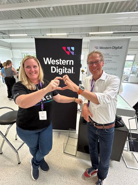 Melanie Maillet und Uwe Kemmer (Western Digital) zeigen ganz offen ihre Liebe zur IT-BUSINESS. (Bild: Vogel IT-Medien)