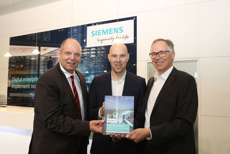 Axel Lorenz, Leiter Sales & Vertical / Solutions, Engineering & Consulting von Siemens, CEO Peter Čas, Steklarna Hrastnik und Bernhard Saftig von Siemens (v.l.n.r.) auf der Glasstec in Düsseldorf.
 (Siemens)