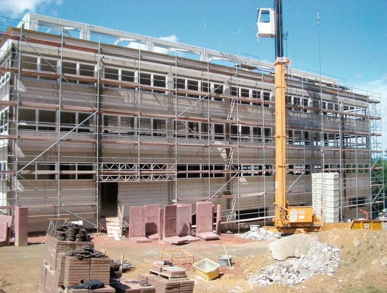 2004 - Ausbaustufe 2: Erweiterung der GLYN-Zentrale in Idstein. Neue Lagerflächen und Büroräume entstehen. (Bild: GLYN)