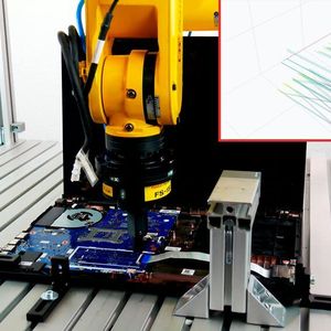 Um die richtige Einsteckposition zu finden, führt der Roboter eine kraftgeregelte Suchbewegung, gesteuert vom Artiminds RPS Spike-Search-Baustein, aus.