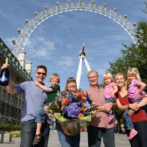 Das EDF Energy London Eye hieß den 50millionsten Besucher willkommen: die Familie Anderson Family, die mit Champagner auf das Ereignis anstieß.