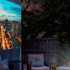 Die Lichtleistung des kompakten LG Cinebeam PF610P liegt bei 1.000 ANSI-Lumen. Damit kann der Beamer in der Dämmerung oder nachts auch im Freien verwendet werden. 