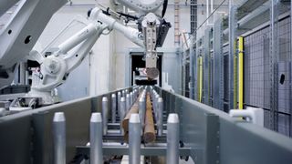 Ein ABB-Roboter vom Typ IRB 7600 – montiert auf einer 19 Meter langen Verfahrachse vom Typ IRT 710 – nimmt den Zuschnitt aus der Sägezelle bei Liebher Comonents und legt diese für den Weitertransport auf Paletten ab. Dabei stehen 17 Palettenplätze zur Verfügung.  (Bild: ABB Robotics)