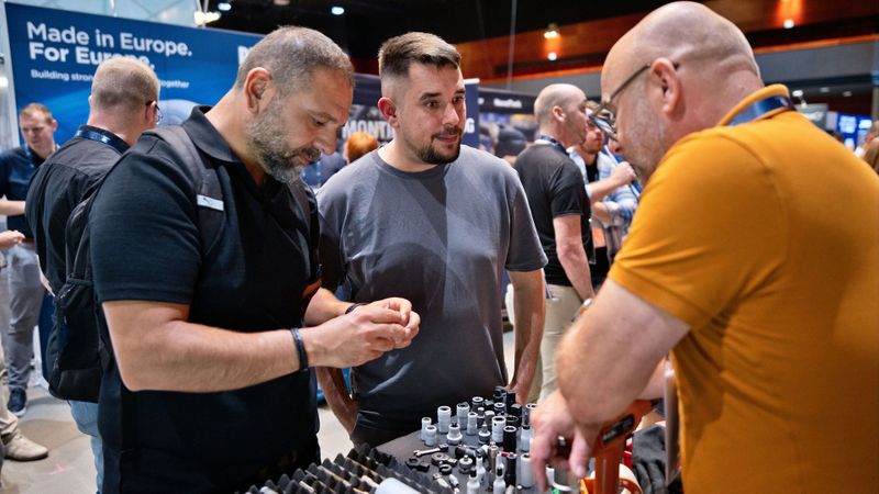 Auf der Schraubtec in Bochum war das Thema Netzwerke pflegen und erweitern für Ausstellern und Besuchern wichtig.(Bild:  Donna Blitz)