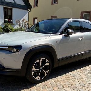 1. Maße und Design: Keine Frage, der Mazda MX-30 ist mit seinem minimalistischen Design eine schicke Erscheinung.(Bild:  Kuhn – VCG)