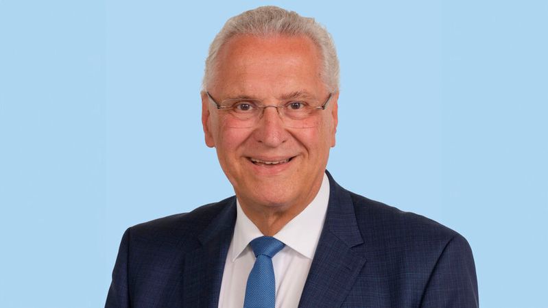 „Die Polizei braucht dringend mehr Möglichkeiten, zur Täterfahndung auch die biometrische Gesichtserkennung nutzen zu können“, sagt Bayerns Innenminister Joachim Herrmann (CSU).(Bild:  Bayerisches Innenministerium)
