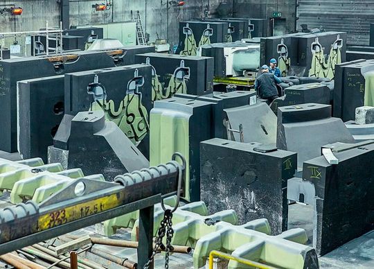 Das sind längst nicht die größten „Gussbrocken“, die der Spezialist Siempelkamp-Giesserei fertigt. Doch der Transport der übergroßen Gussteile wird derzeit bürokratisch regelrecht ausgebremst. Hier ein paar Kommentare vom durchaus nicht mehr so gut gelaunten CEO, Dirk Howe.(Bild:  Siempelkamp-Giesserei)