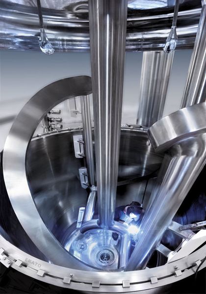 Der Blick in den Mischbehälter bei Schweißarbeiten verdeutlicht die gewaltigen Dimensionen.  (Bild: Ekato Systems)