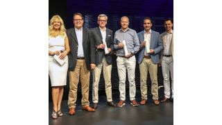 Moderatorin Barbara Schöneberger führte durch die Preisverleihung. Audi-Vertriebsvorstand Dietmar Voggenreiter (2. v.li.) und Audi-Deutschland-Vertriebschef Martin Sander (re.) gratulierten den drei Topplatzierten des Unternehmer-Awards (v.li.) Markus Ludewig, Frank Brecht (in Vertretung für Steffen Hahn) und Christian Scherer. (Audi)