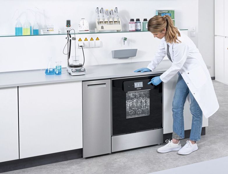 Vernetzbar, mit großem Display und Spezialprogrammen: ein neuer Laborspüler der Baureihe Expert-Line von Miele Professional, hier das Topmodell PLW 8683 CD mit Glastür.  (Bild: Miele)