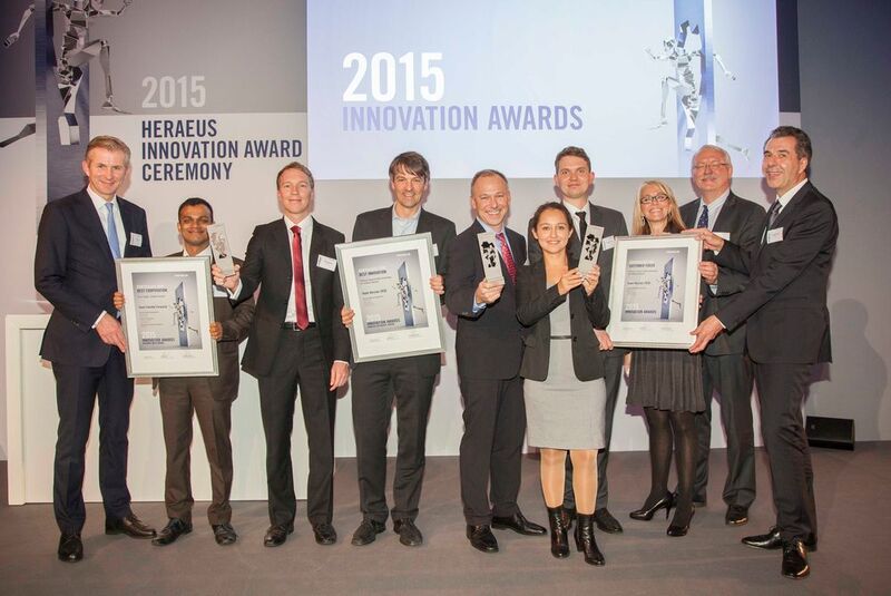Heraeus-Innovationspreise 2015: Die Preisträger des Abends zusammen mit Jan Rinnert, CEO (li.) und Dr. Roland Gerner, CTO (re.). (Bild: Heraeus)