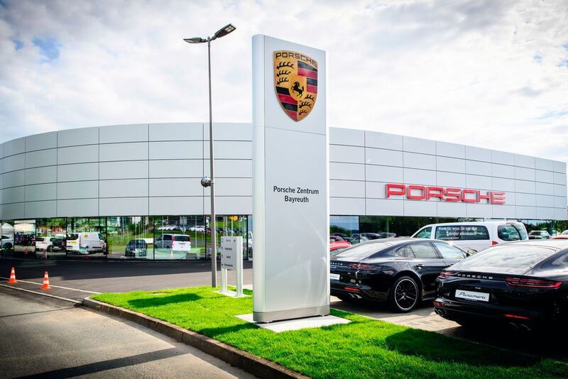 Das neue Porsche Zentrum Bayreuth ging 2017 an den Start. Auto-Scholz ist damit nicht nur räumlich, sondern auch beim Umsatz gewachsen. Doch das laufende Jahr ist nur der Auftakt für umwälzende Prozessveränderungen innerhalb der Unternehmensgruppe. Die neuen E-Fahrzeuge und die Digitalisierung erfordern ein Umdenken. (Roger Pfarr)