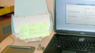 Das neue Carisma-Modul „Car Ident Scan“ liest mittels Dokumentenscanner (li. oben) innerhalb weniger Sekunden die Daten von Fahrzeug und Halter ein und fügt sie dem Arbeitsauftrag hinzu. Links unten das ebenfalls neue „Signatur-Pad“ für die elektronische Kundenunterschrift. (Foto: Dominsky)