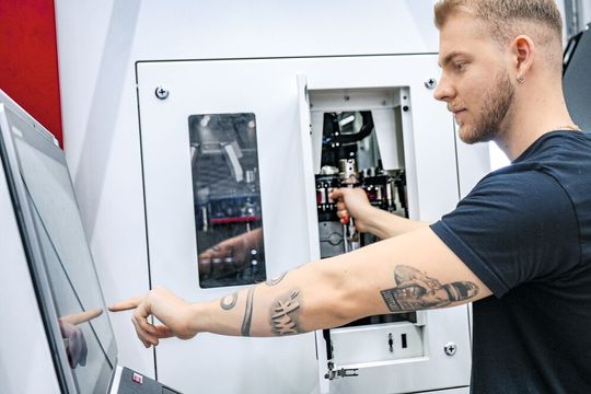 Even in its standard version, the "Forte 85 Single 1620" comes with a generous 80-slot tool magazine.(Image:  Christoph Schwarz, Gewo Feinmechanik GmbH & Co. KG)