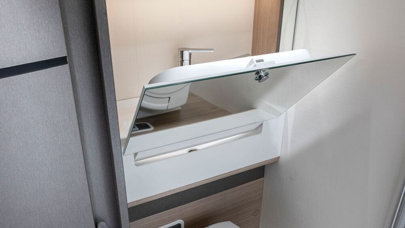 In seiner Nasszelle hat der X150 ein Klappwaschbecken. (Bild: Challenger)