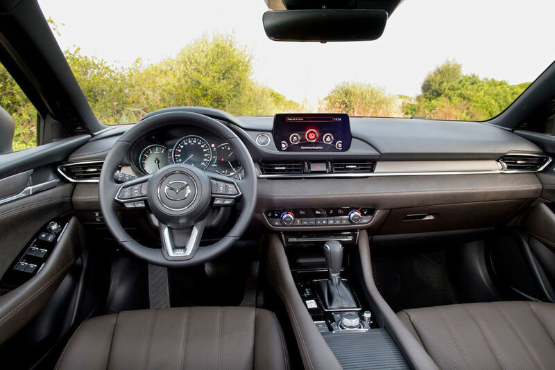 Umfrangreiche Serienausstattung: Navigationssystem, radargestützter Tempomat, Spurhalte- und Spurwechselassistent, LED-Scheinwerfer und -Rückleuchten sowie ein Head-up-Display und Klimaautomatik. (Mazda)