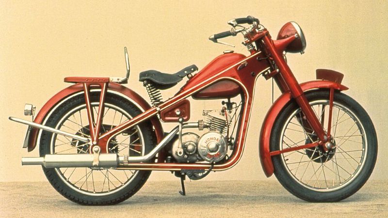 Unter dem Familiennamen „Dream“ baute Honda seine ersten Motorräder in Serie. Das erste Modell war 1949 der Zweitakter „Dream D“ mit 3 PS (2,2 kW) aus 98 cm³ Hubraum. Er besaß keine von Hand zu betätigende Kupplung, da Soichiro Honda ein halbautomatisches Kupplungssystem mit einem Kegelkupplungsmechanismus konstruiert hatte. 1951 folgte der Viertakter „Dream E“ mit 5,5 PS (4 kW) aus 146 cm³ Hubraum.  (Bild: Honda)