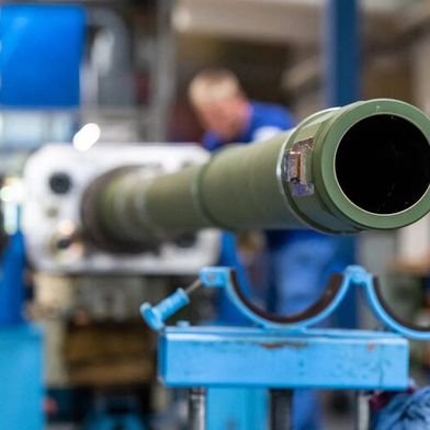 Aufs Korn genommen! Noch vor wenigen Jahren wurden Waffenfirmen mit Verachtung gestraft. Seit dem Ukrainekrieg genießen sie aber vor allem von Börsianern viel Aufmerksamkeit. Der Kurs der Rheinmetall-Aktie hat sich seit Kriegsbeginn nicht umsonst verzehnfacht! (Bild: Rheinmetall)