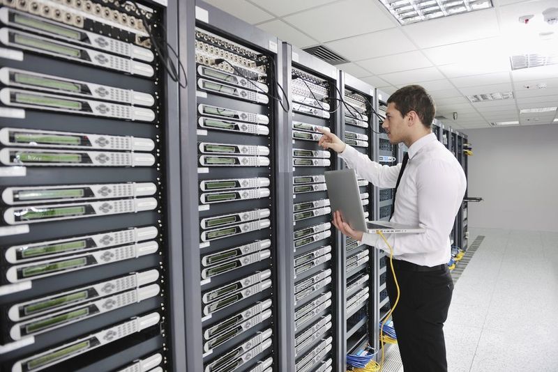 Mit Netapp-Technik verschieben Unternehmen ihre Daten zwischen Cloud-Ressourcen und Service-Anbietern in beide Richtungen. So muss sich der CIO nicht auf einen Cloud-Anbieter festlegen und kann Ressourcen zum Beispiel aus AWS, Azure oder SoftLayer beliebig kombinieren. (NetApp)