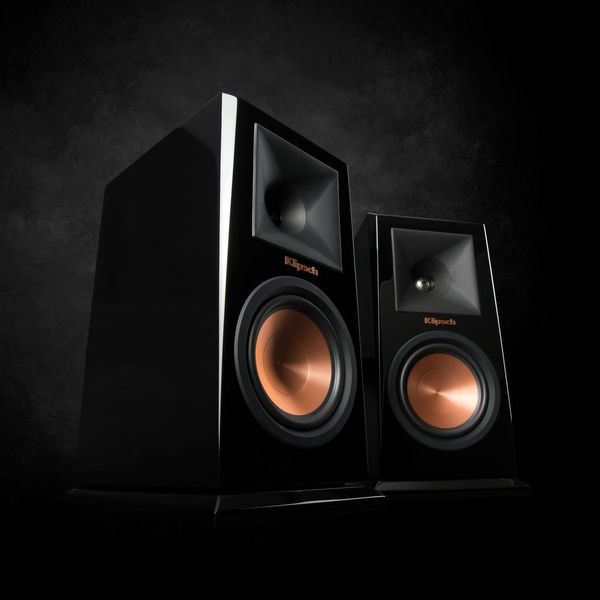Die US-amerikanische Audiomarke Klipsch pünktlich zu Weihnachten ihre Reference Premiere Lautsprecher-Serie in einer edlen rabenschwarzen und sehr hochwertigen Piano Gloss lackierten Edition heraus. (Klipsch)